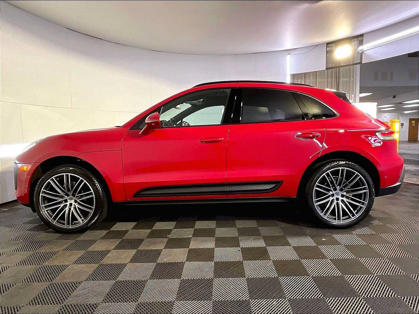 Certified 2023 Porsche Macan AWD/4WD image 2