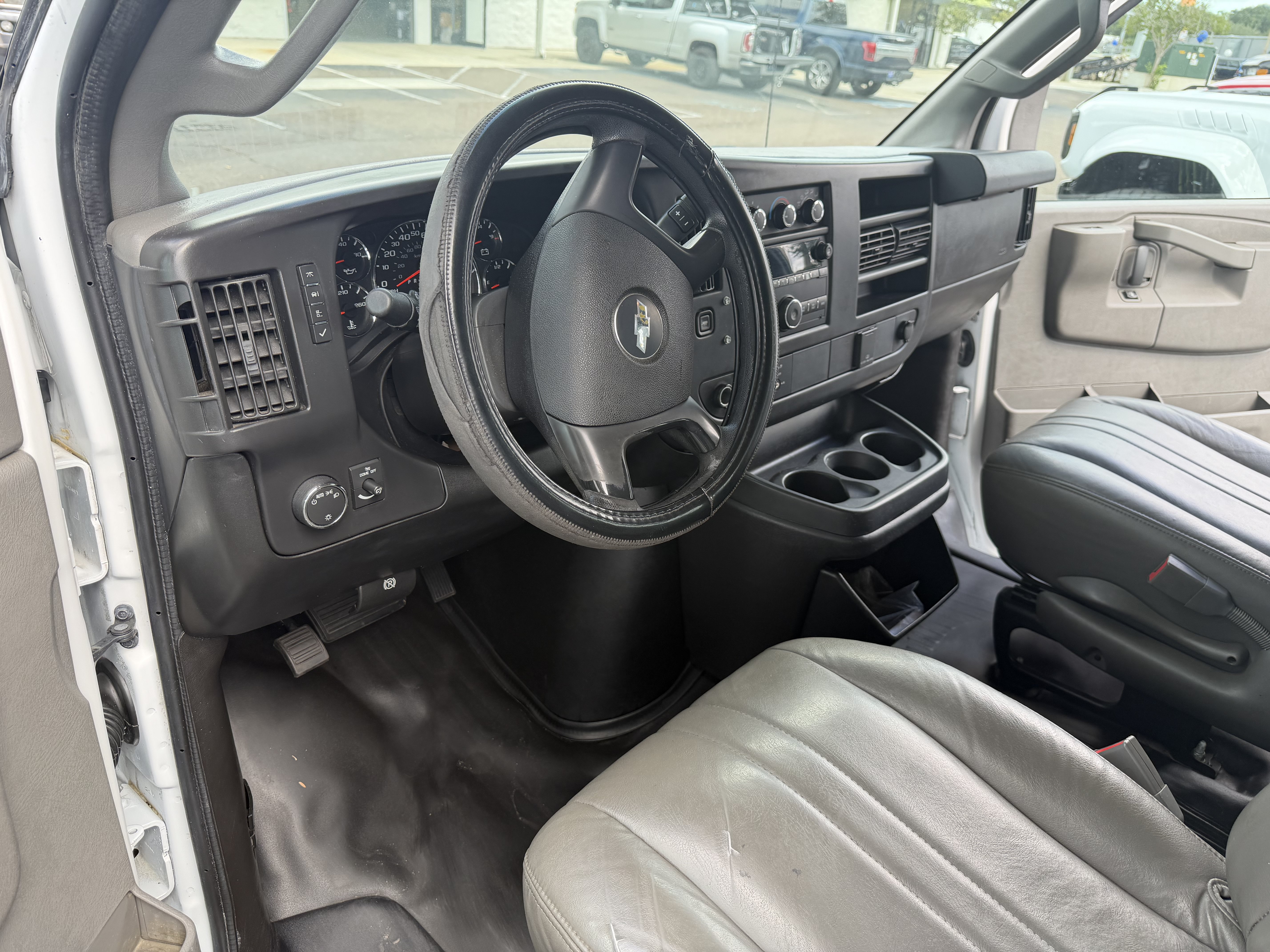 Used 2016 Chevrolet Express 2500 RWD image 4