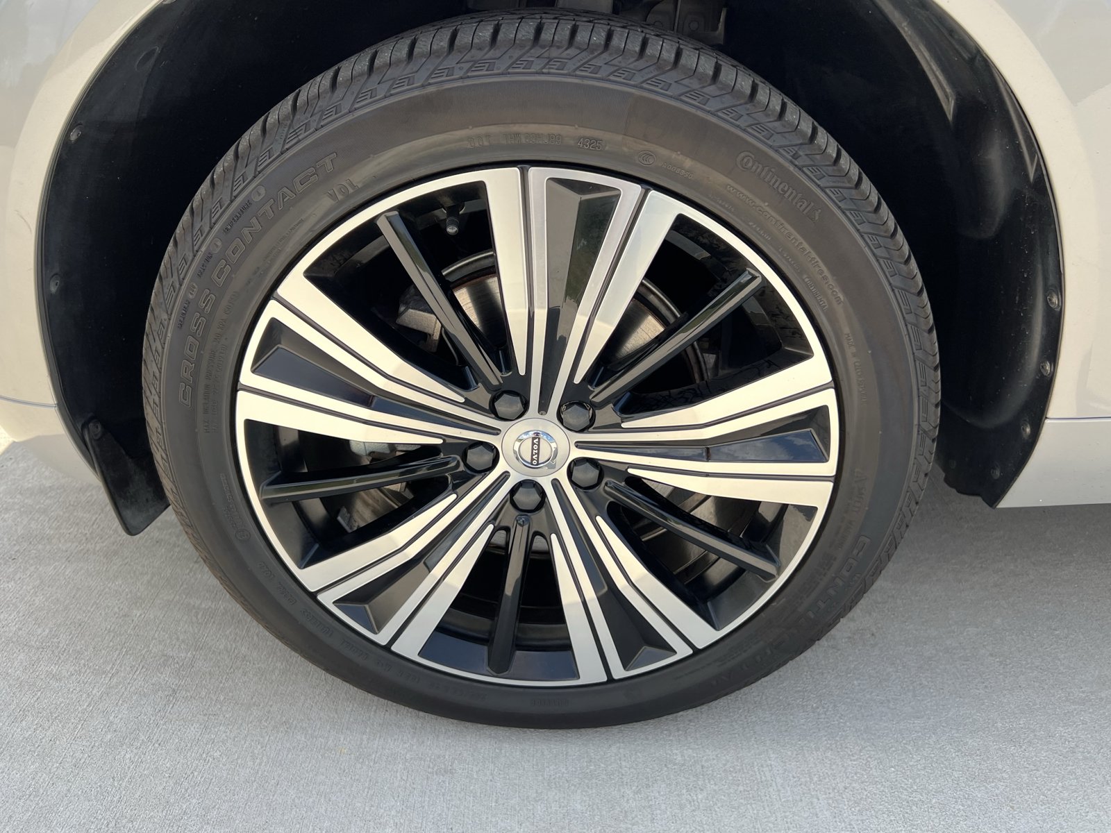 Used 2023 Volvo XC60 B5 Plus w/ Protection Package Premier FWD image 12