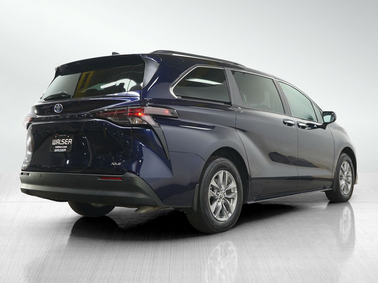 Used 2025 Toyota Sienna XLE AWD/4WD image 6