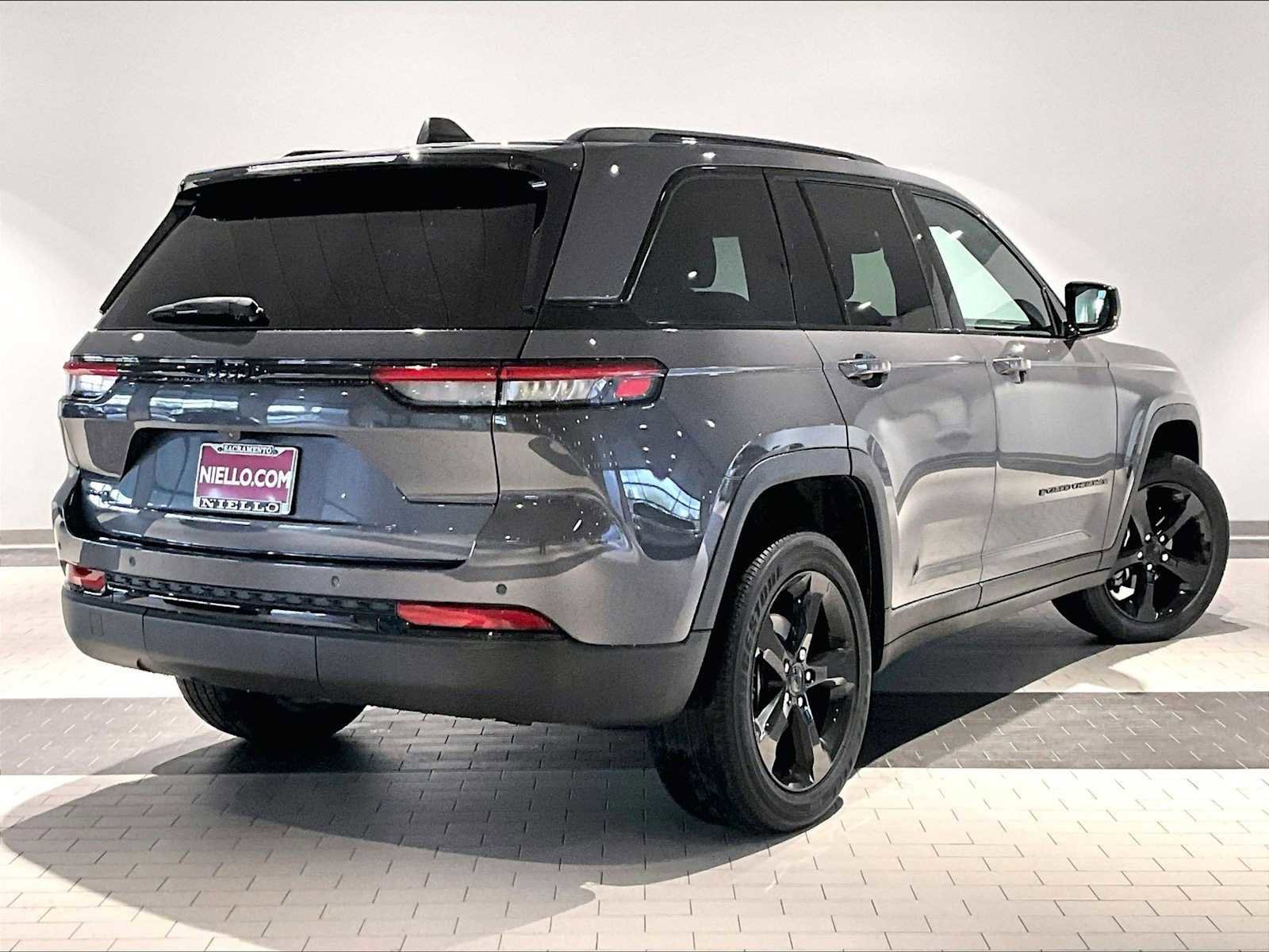 Used 2023 Jeep Grand Cherokee Altitude image 10