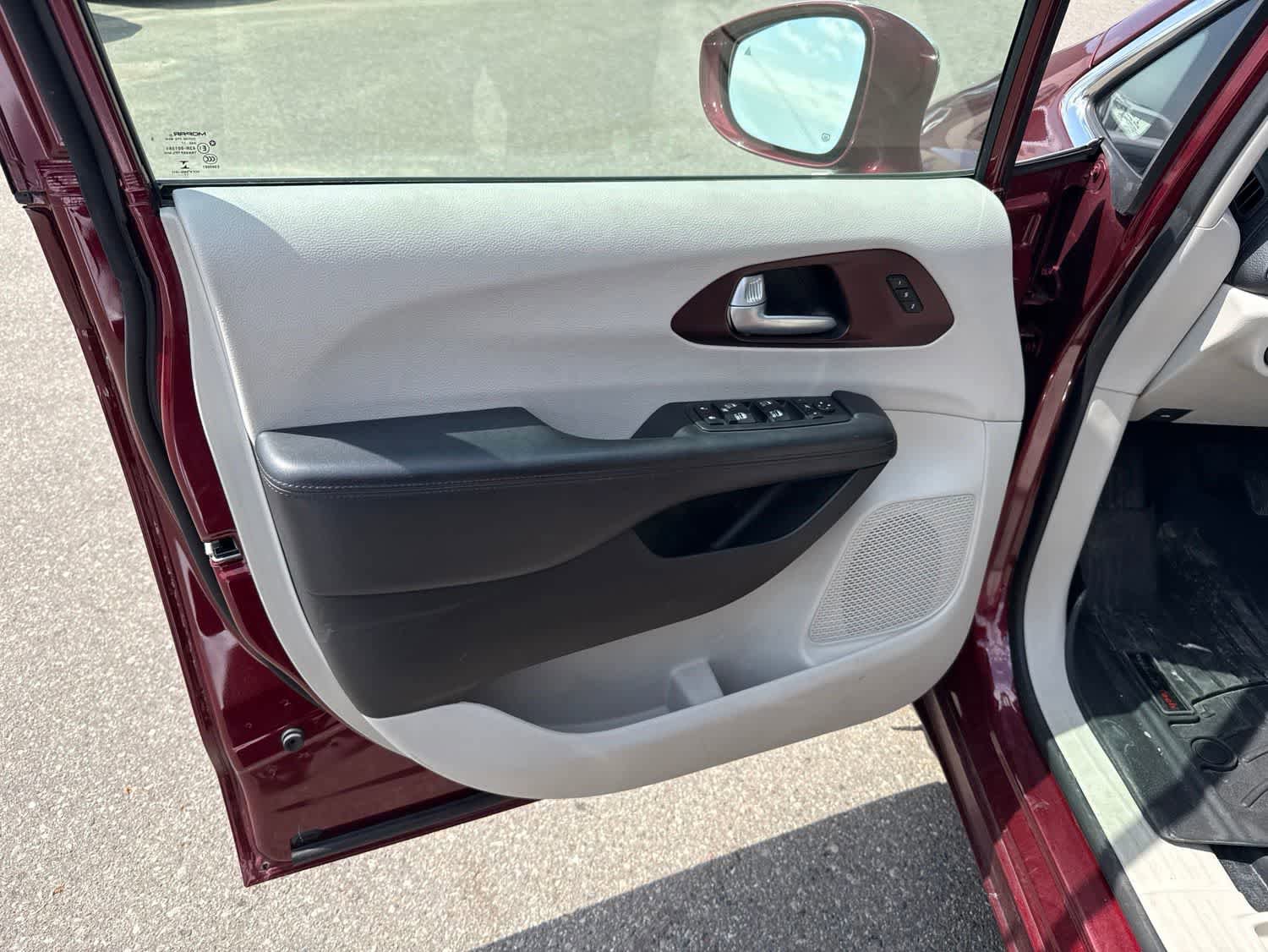 Used 2018 Chrysler Pacifica Limited w/ Tire & Wheel Group FWD image 14