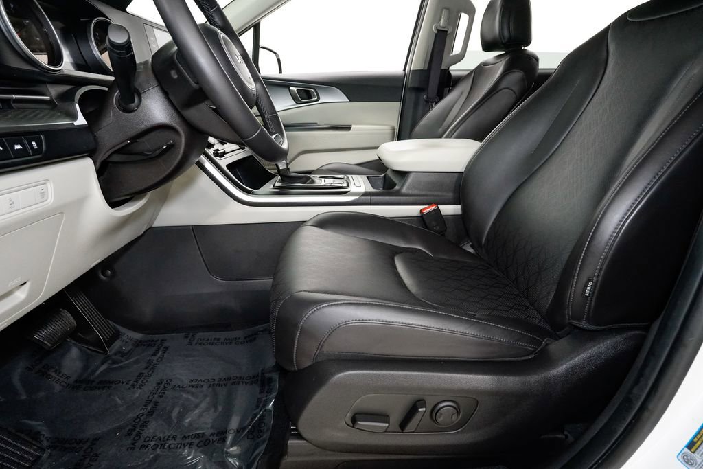 Certified 2024 Kia Carnival LX image 9