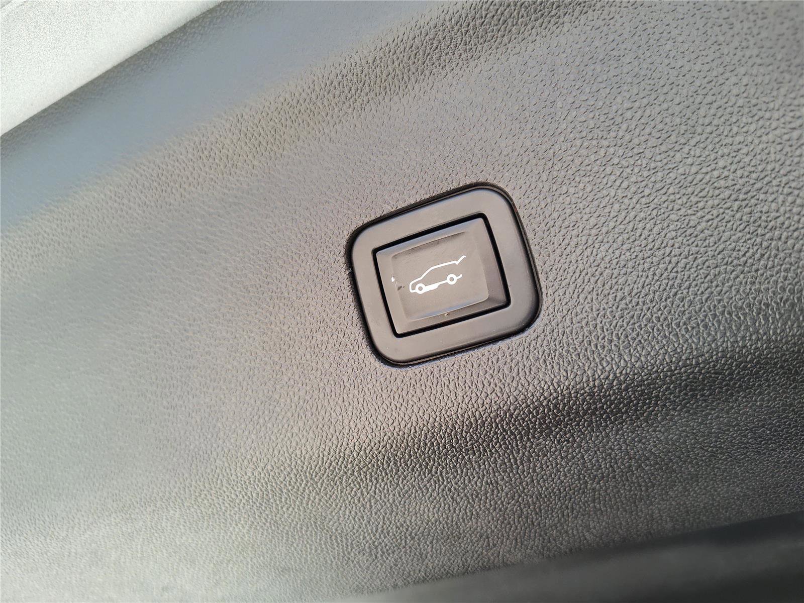 Used 2021 Chevrolet Tahoe Premier w/ Premium Package image 9