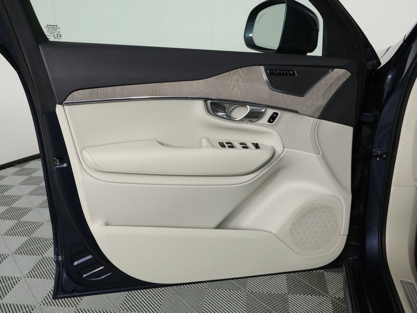 Certified 2023 Volvo XC90 B6 Plus w/ Protection Package Premier AWD/4WD image 17
