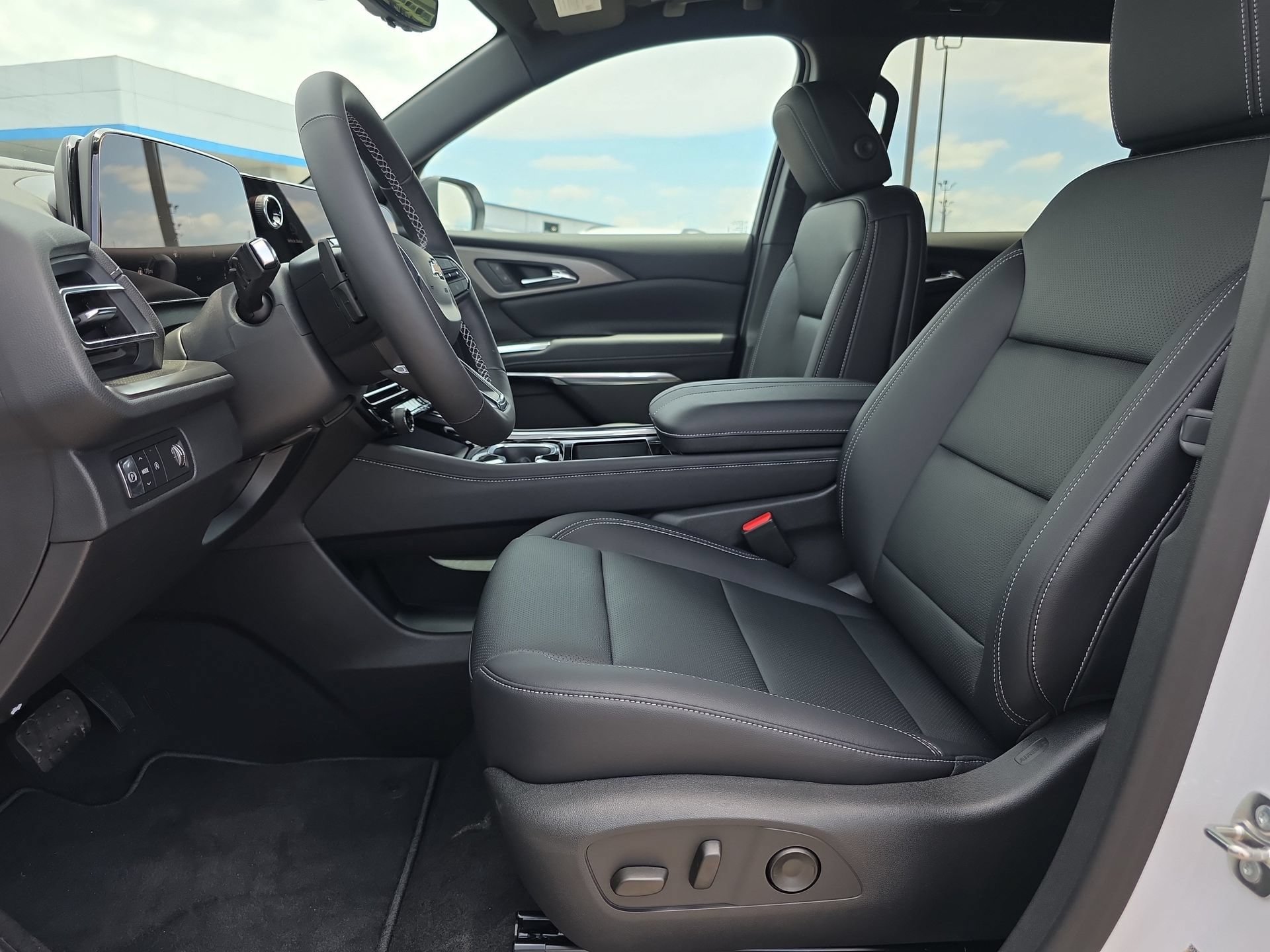 New 2026 Chevrolet Traverse LT w/ Sun and Wheel Package FWD image 10