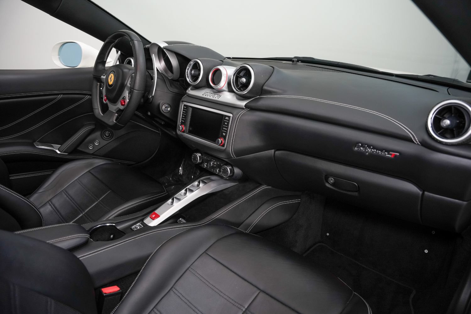 Used 2016 Ferrari California T RWD image 32