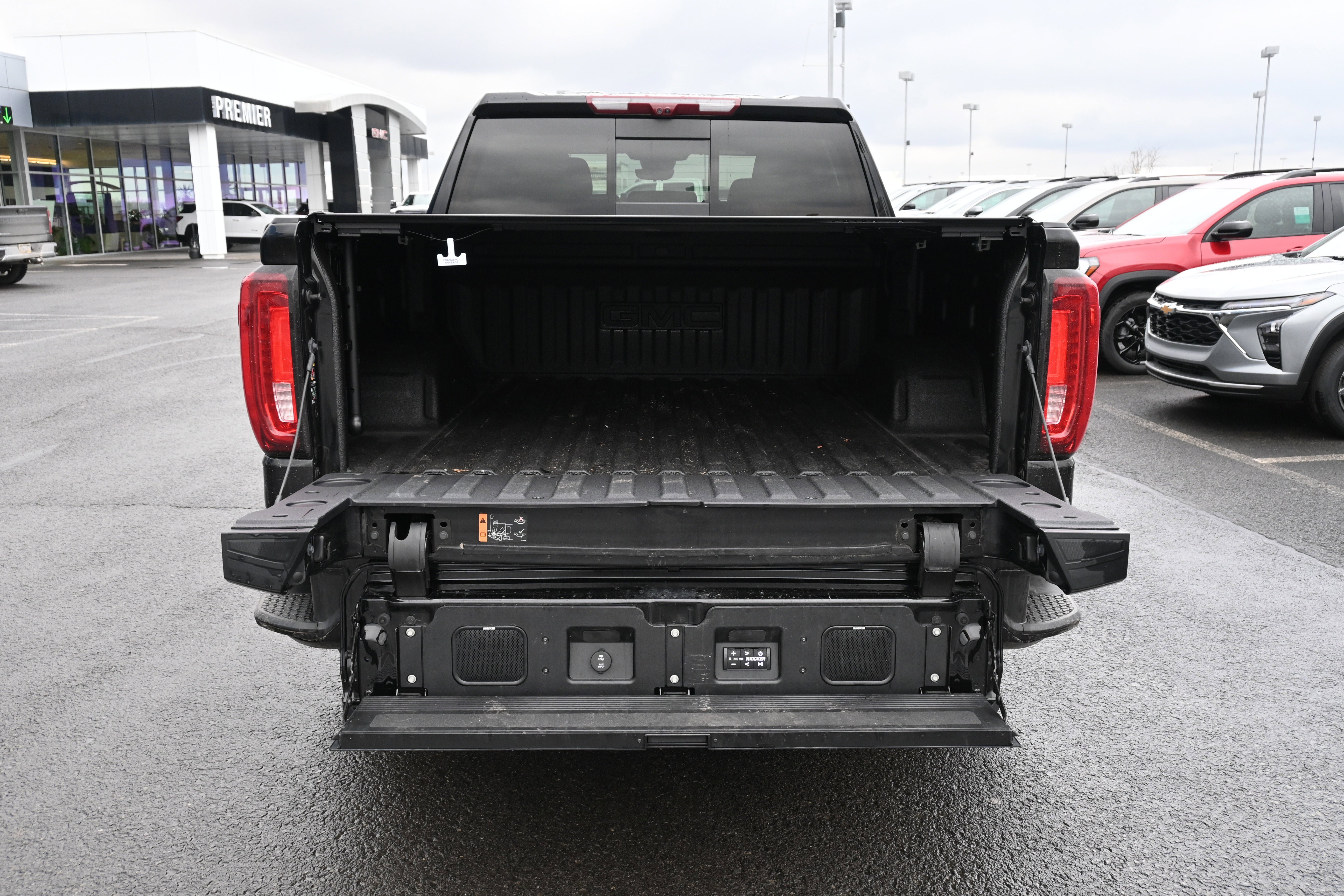 Used 2025 GMC Sierra 1500 Denali w/ Denali Reserve Package AWD/4WD image 11