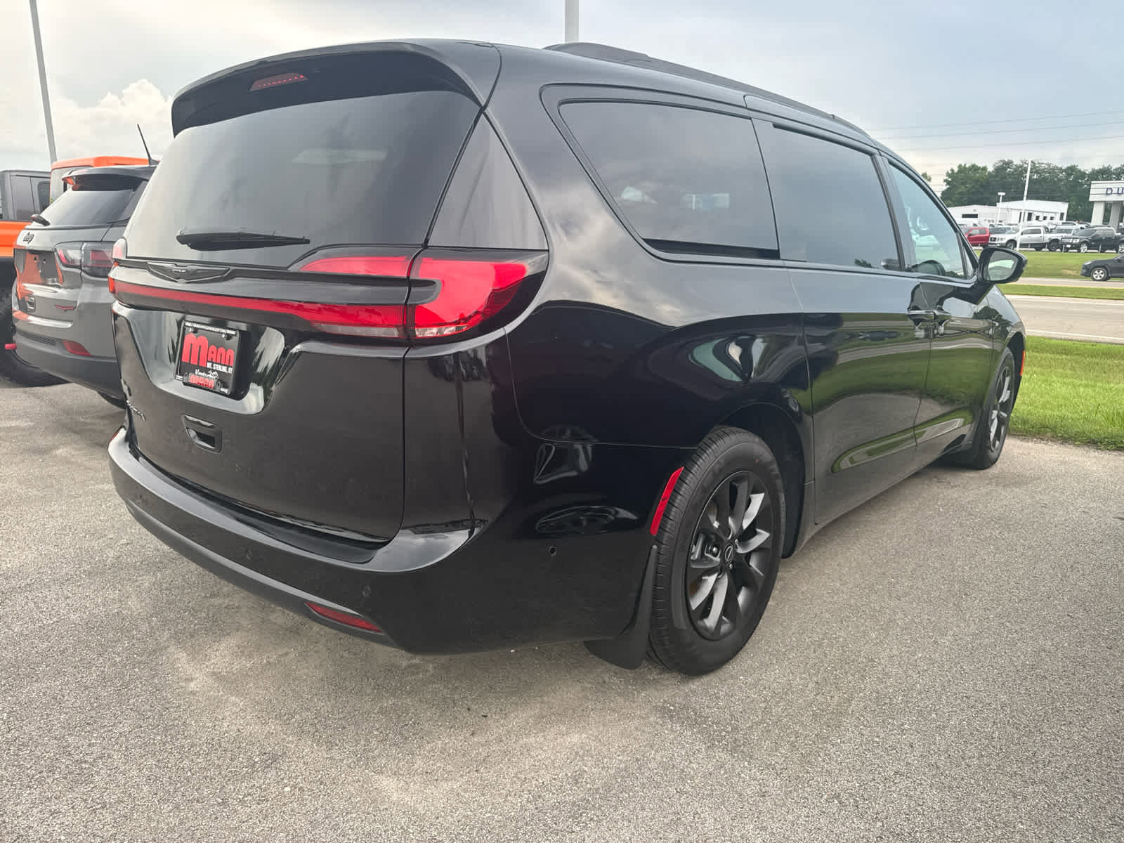 New 2025 Chrysler Pacifica Select w/ Fav Edition Package image 4
