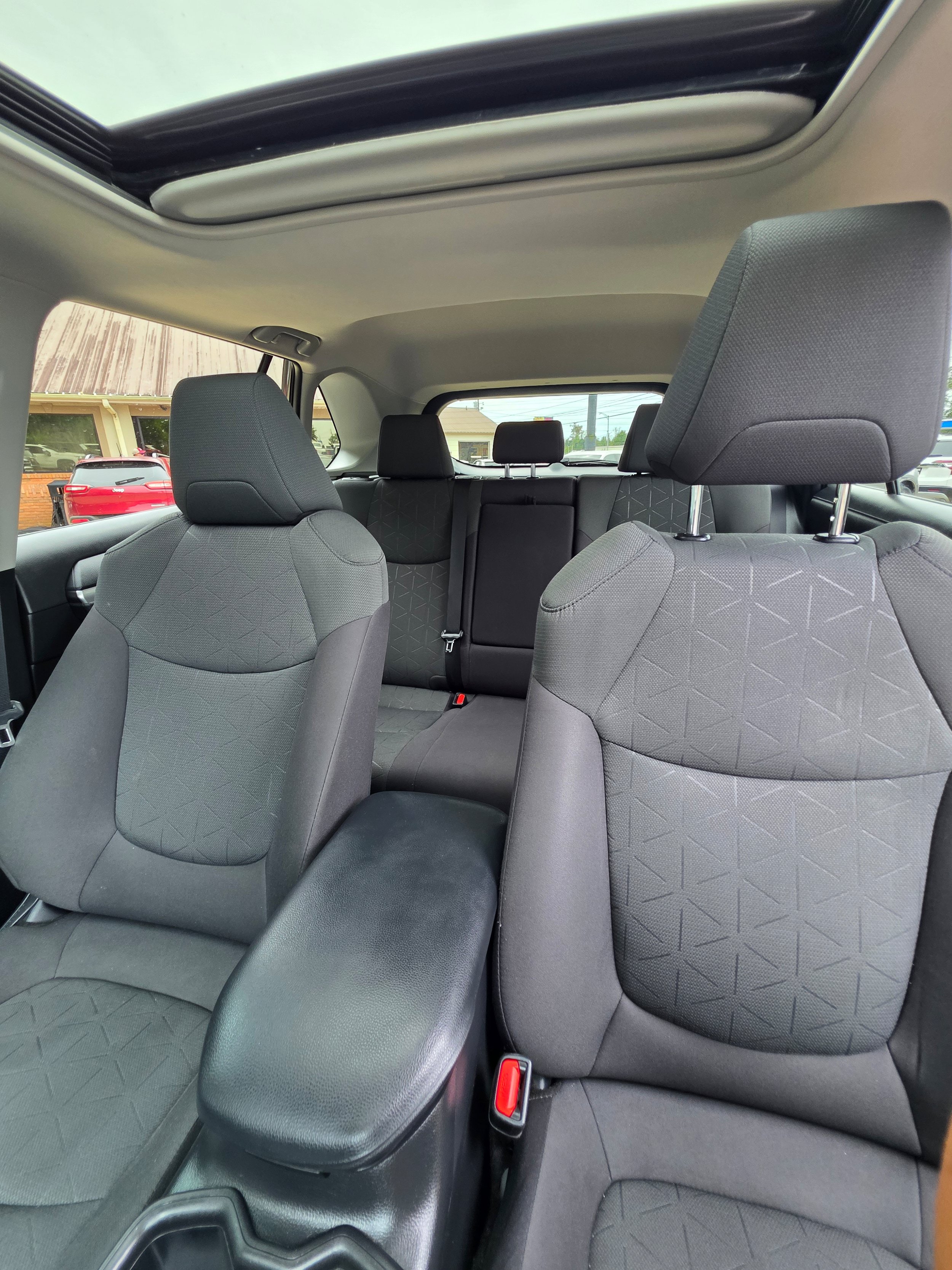 Used 2022 Toyota RAV4 XLE w/ Convenience Package FWD image 23