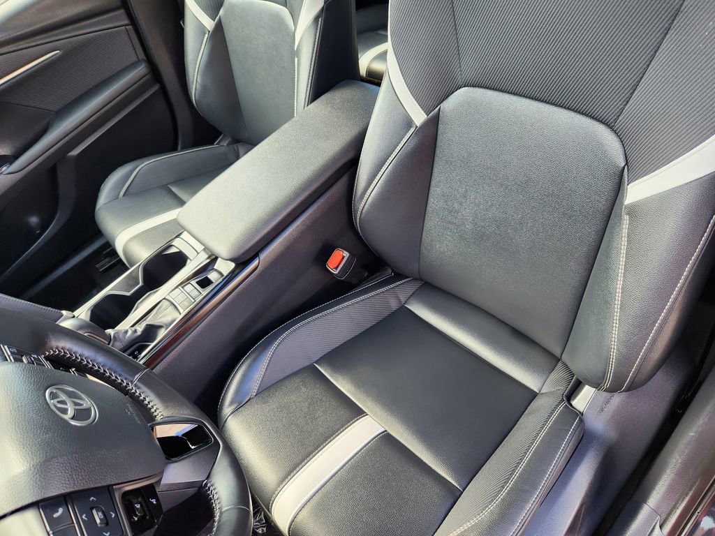 Used 2025 Toyota Camry SE image 10
