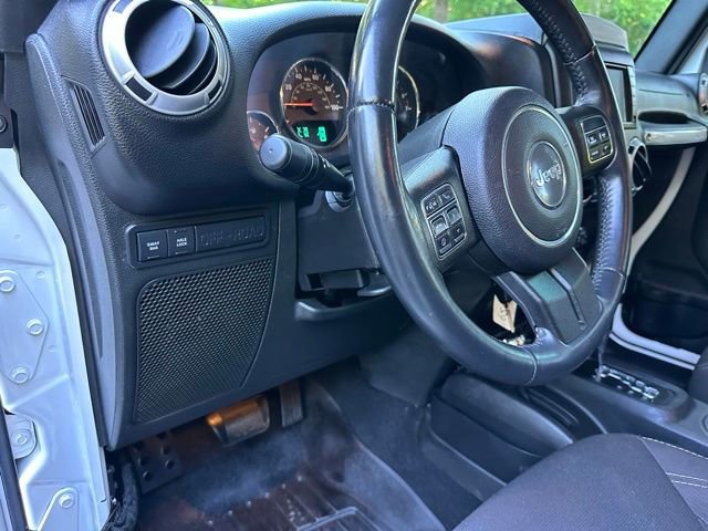 Used 2015 Jeep Wrangler Unlimited Rubicon w/ Connectivity Group AWD/4WD image 11