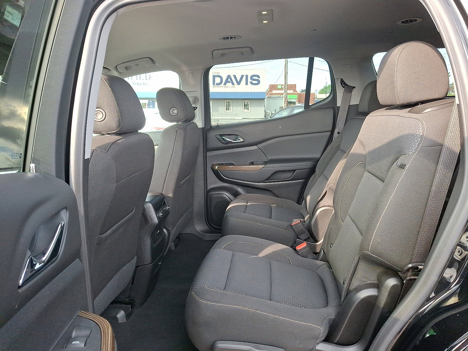 Used 2023 GMC Acadia SLE image 11