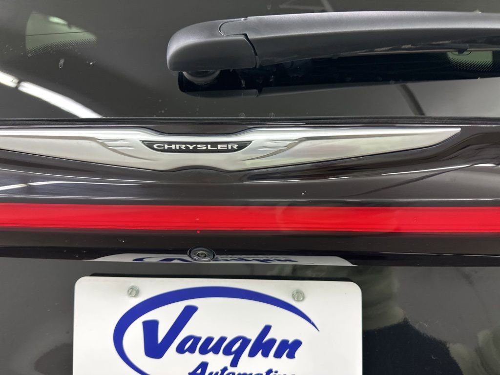 Used 2022 Chrysler Pacifica Limited w/ Uconnect Theater Family Group image 16
