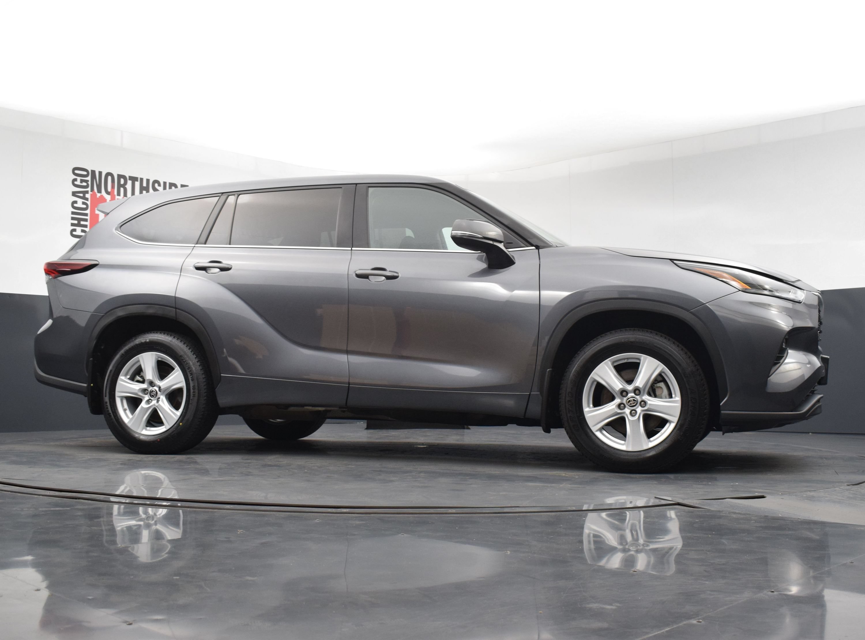 Used 2024 Toyota Highlander LE AWD/4WD image 30