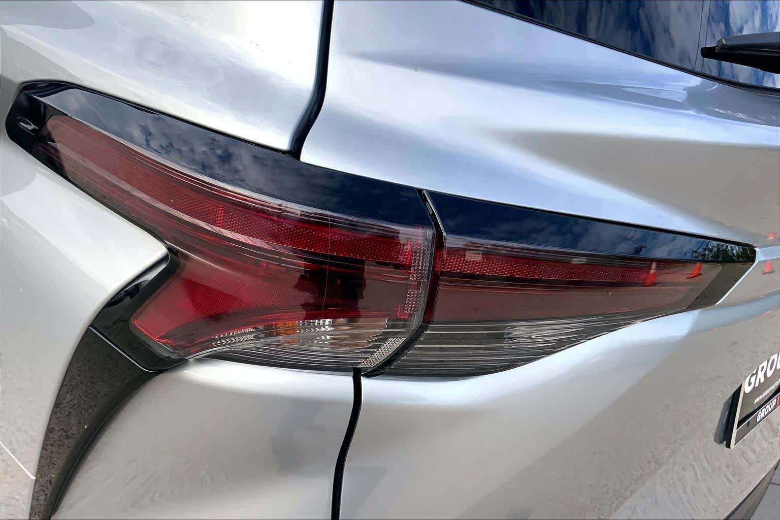 Used 2024 Toyota Sienna XLE FWD image 28