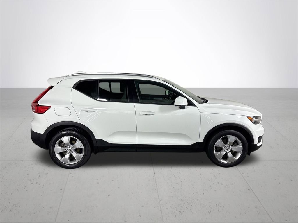 Used 2019 Volvo XC40 T5 Momentum image 5