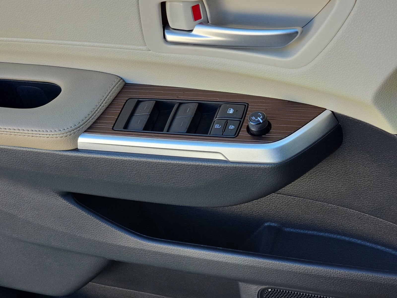 Used 2022 Toyota Sienna XLE image 35