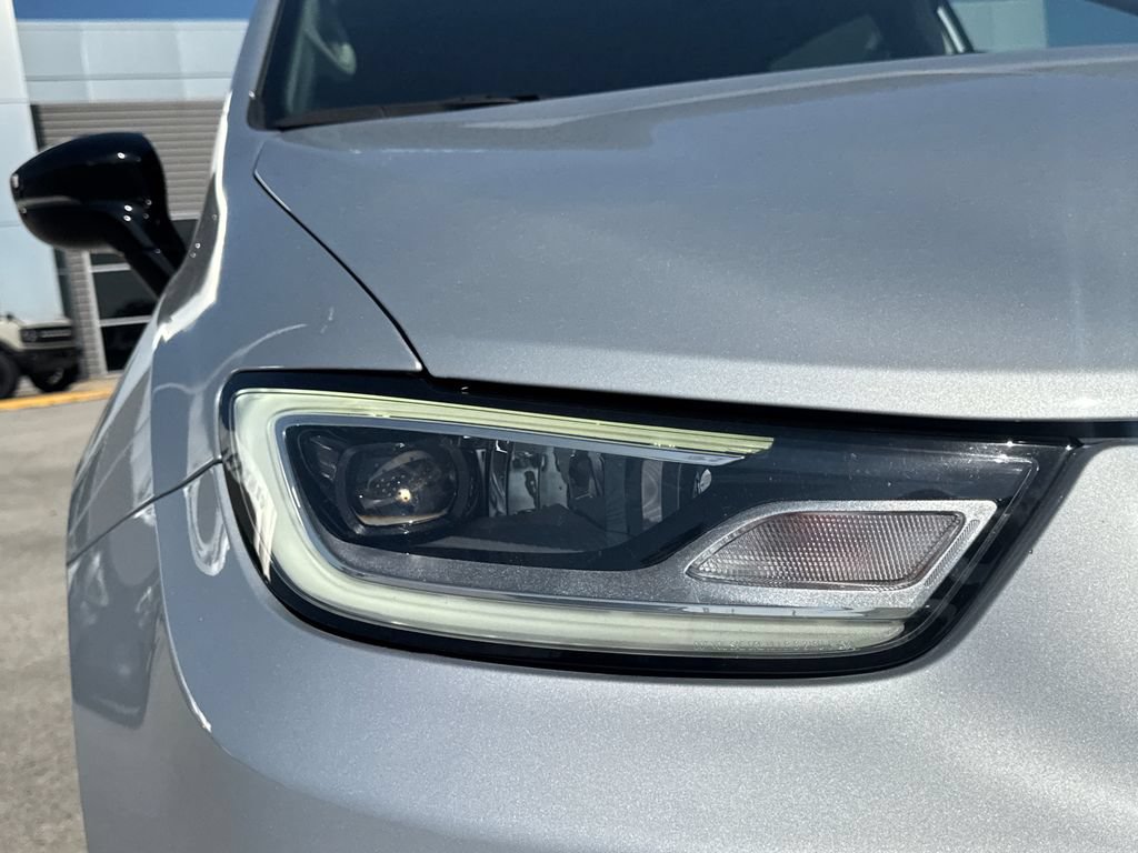 Used 2024 Chrysler Pacifica Touring-L FWD image 11