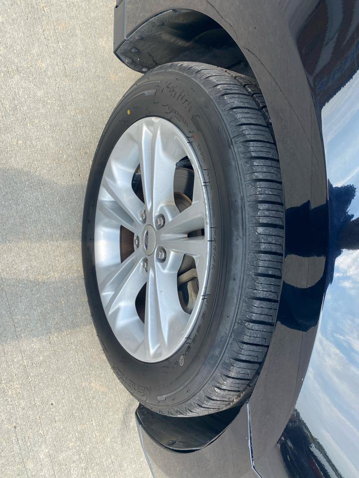 Used 2016 Ford Taurus SEL FWD image 11