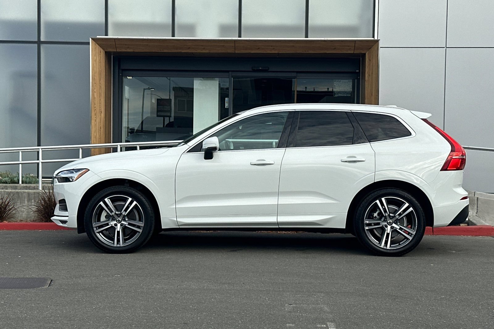 Used 2021 Volvo XC60 T6 Momentum w/ Premium Package AWD/4WD image 5