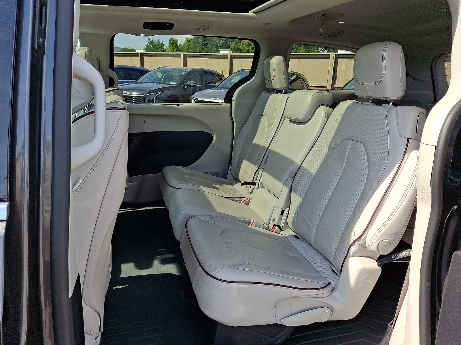 Used 2019 Chrysler Pacifica Limited w/ Advanced Safetytec Group FWD image 12