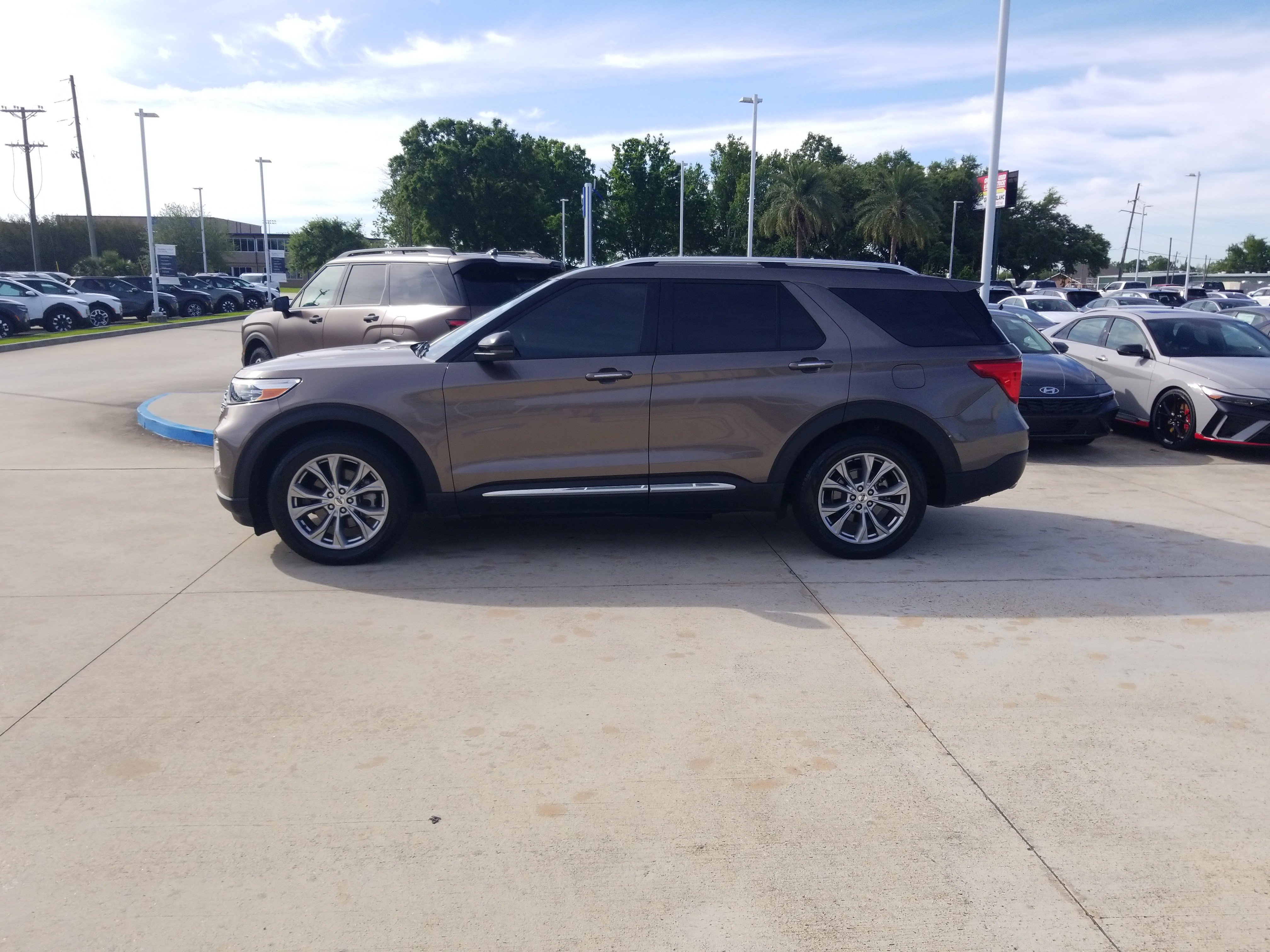 Used 2021 Ford Explorer Limited w/ Equipment Group 301A image 4