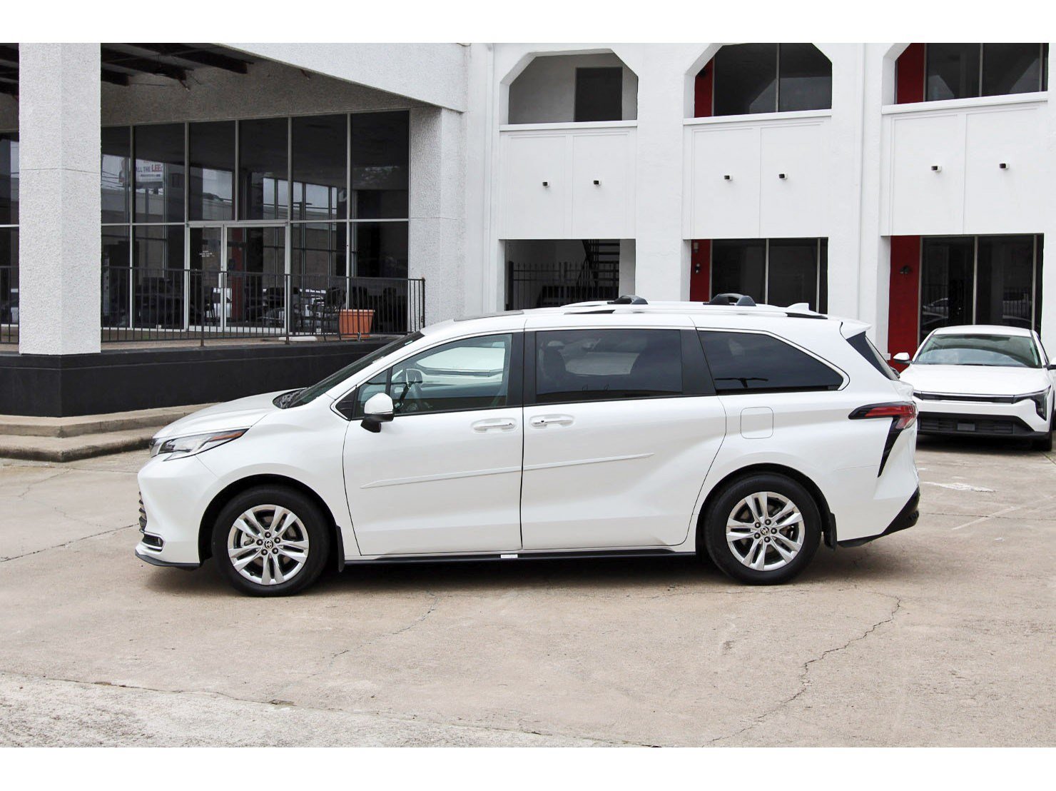Used 2025 Toyota Sienna Limited AWD/4WD image 4