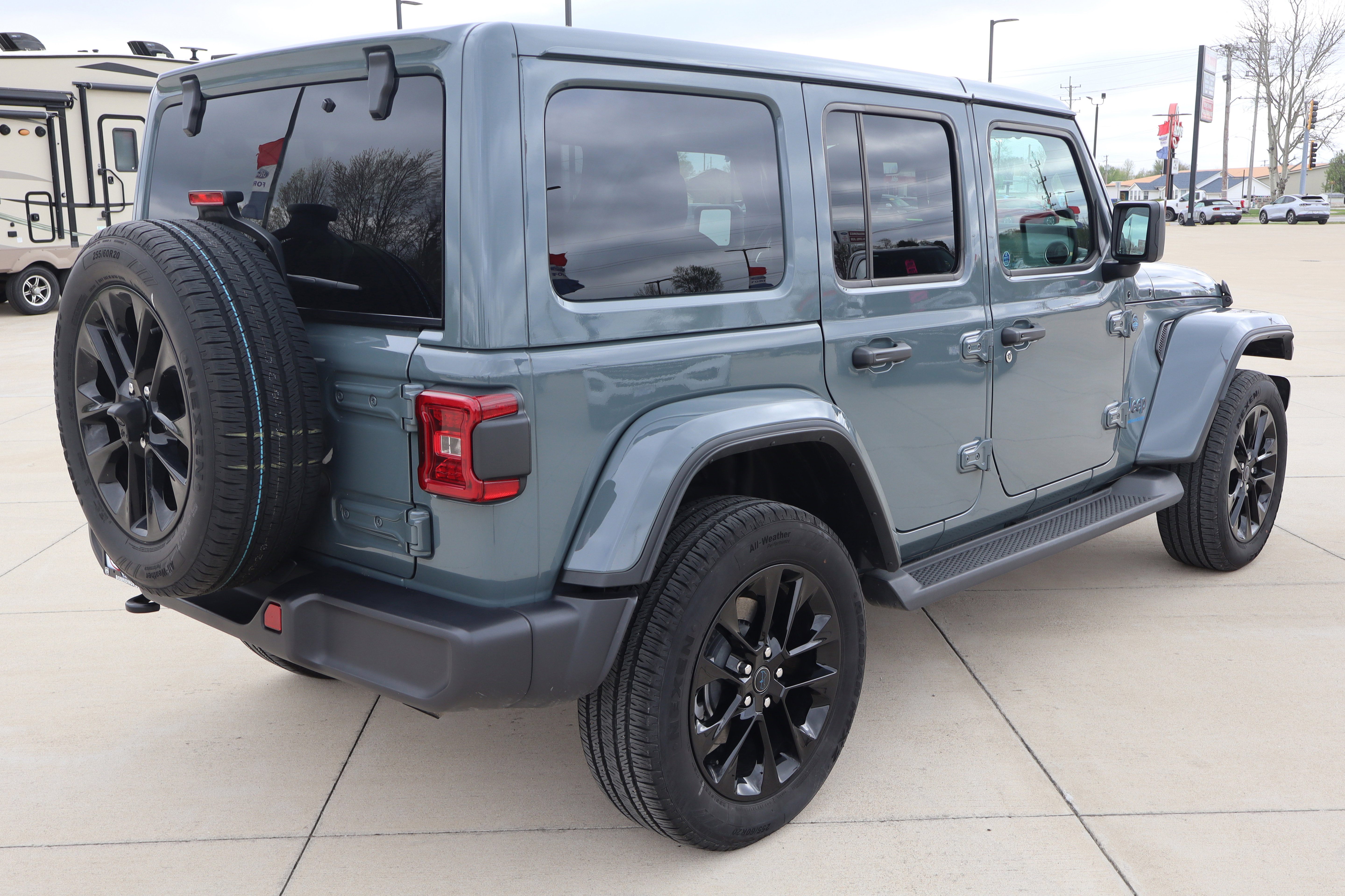 Used 2025 Jeep Wrangler Sahara image 5