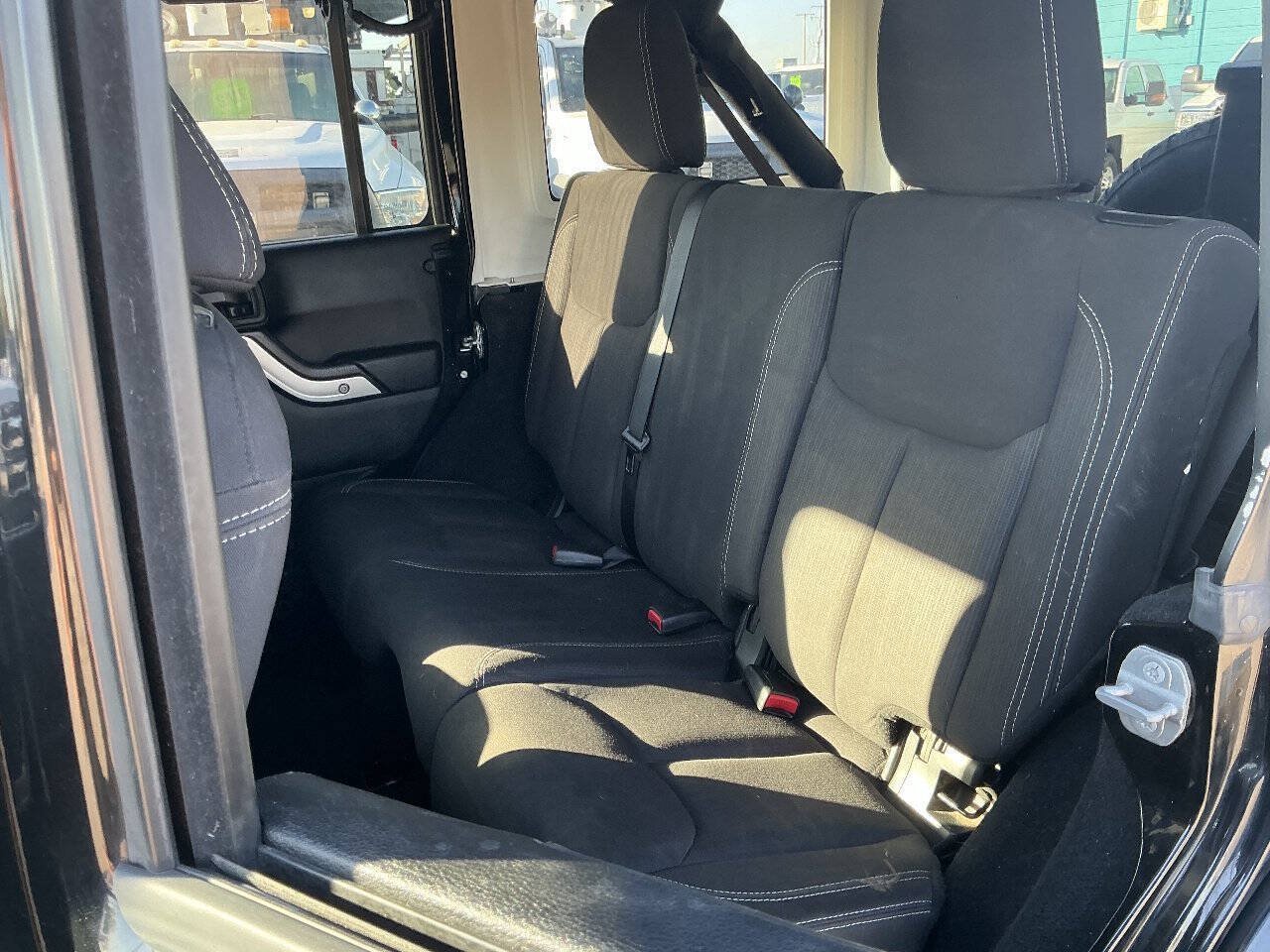 Used 2014 Jeep Wrangler Unlimited Sahara w/ Connectivity Group AWD/4WD image 14