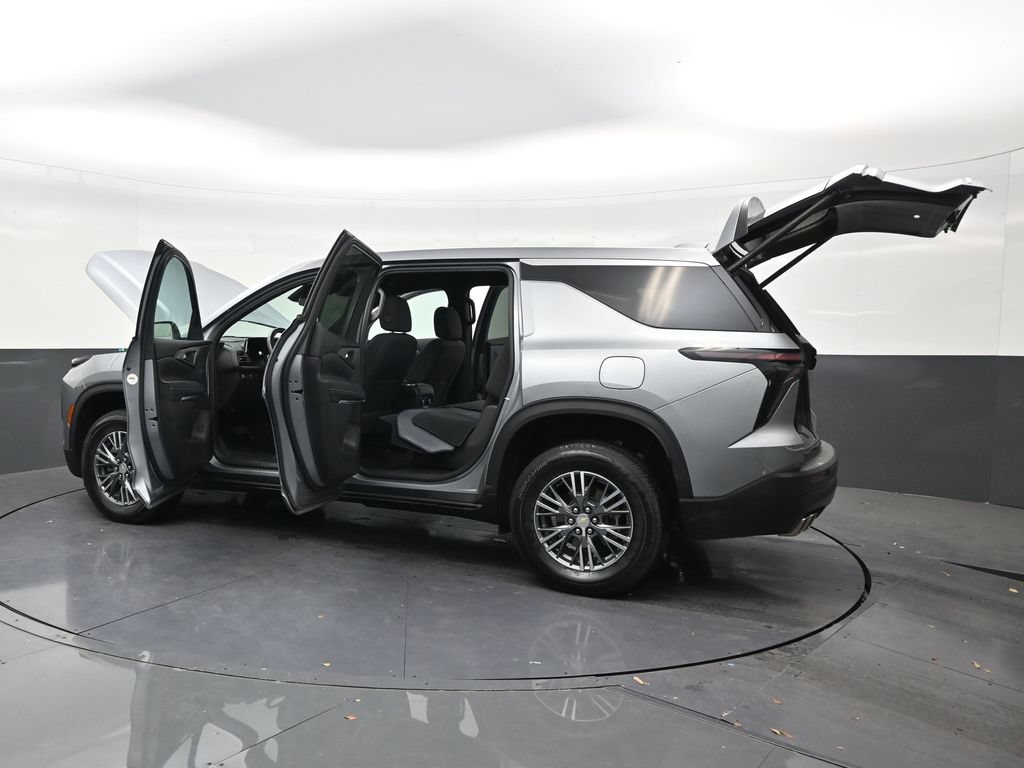 Used 2024 Chevrolet Traverse LS FWD image 30