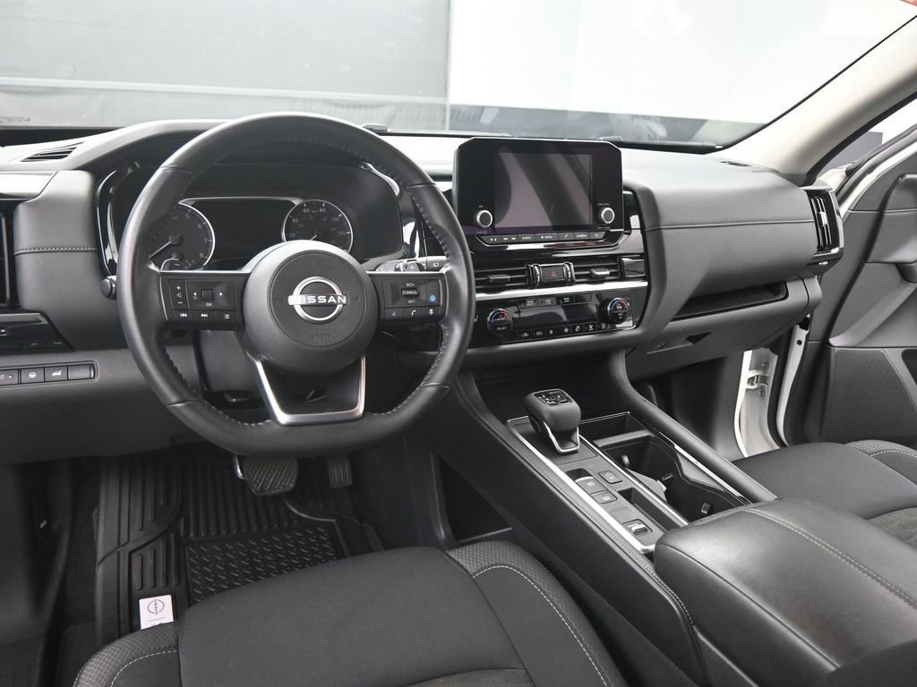 Used 2025 Nissan Pathfinder SV image 15