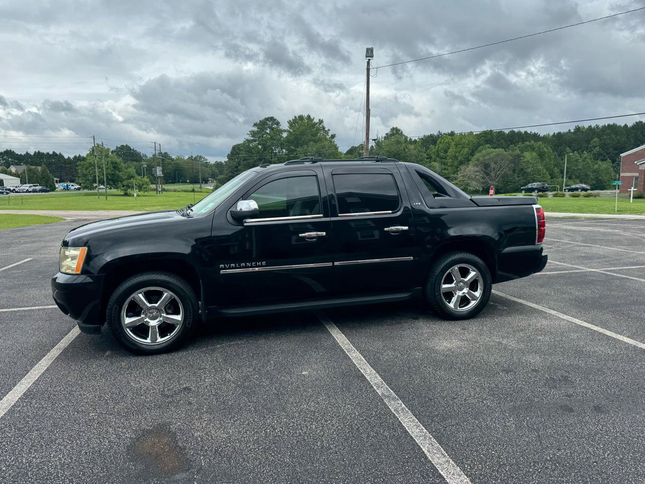 Used 2011 Chevrolet Avalanche LTZ AWD/4WD image 13