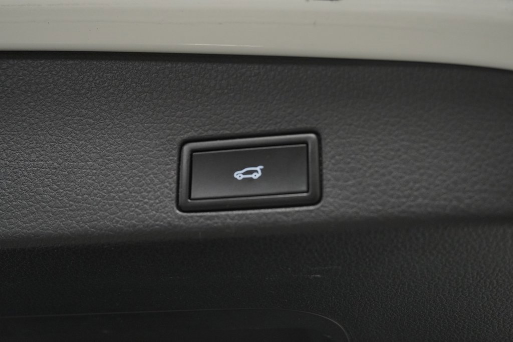 Used 2016 Volkswagen Touareg VR6 image 44