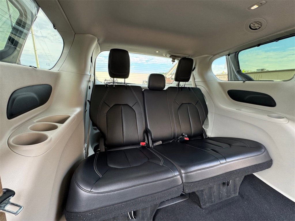 Used 2022 Chrysler Pacifica Touring-L image 33