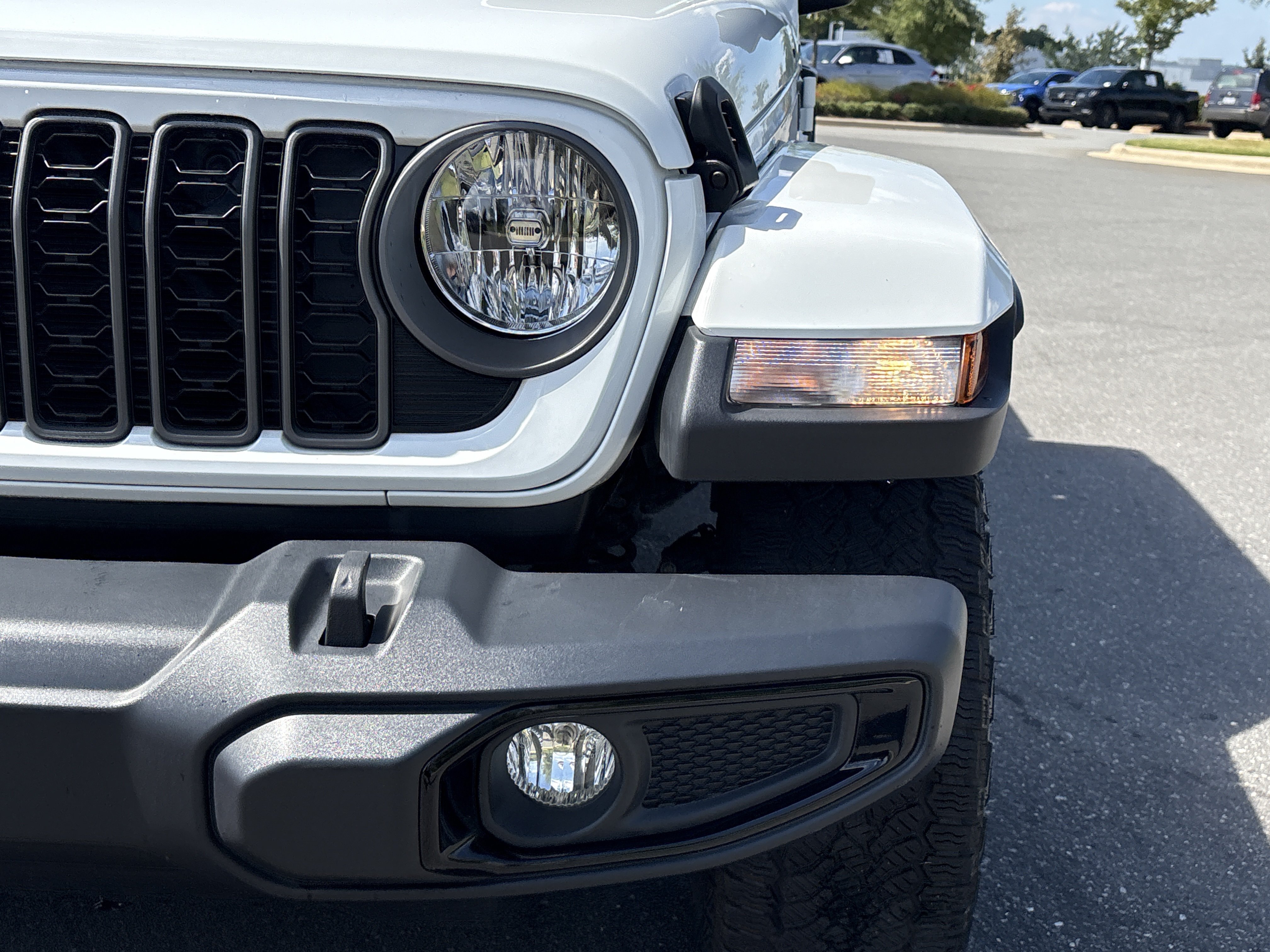 Used 2025 Jeep Gladiator Sport AWD/4WD image 11