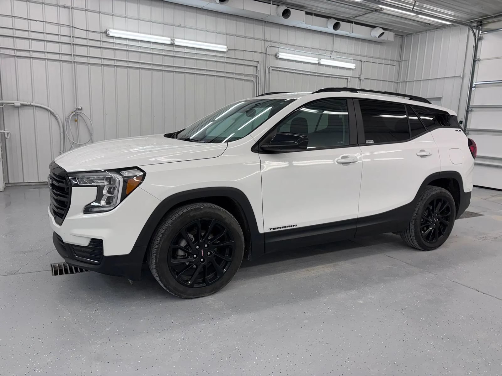 Used 2024 GMC Terrain SLE w/ Elevation Edition FWD image 9