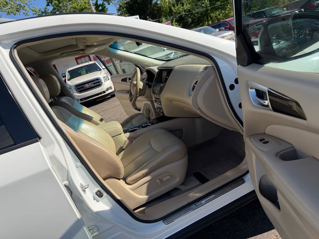 Used 2013 Nissan Pathfinder Platinum w/ Platinum Premium Pkg FWD image 17
