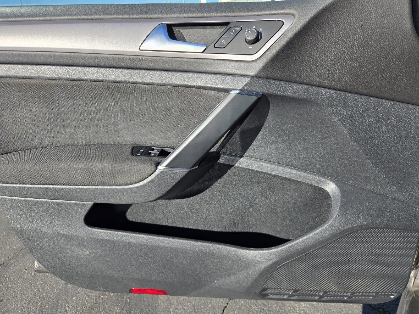 Used 2016 Volkswagen e-Golf SE w/ DC Fast Charging Package image 16