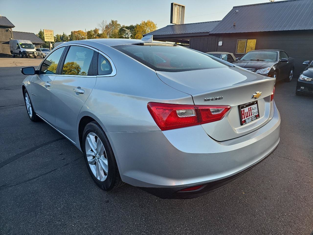 Used 2018 Chevrolet Malibu LT FWD image 2