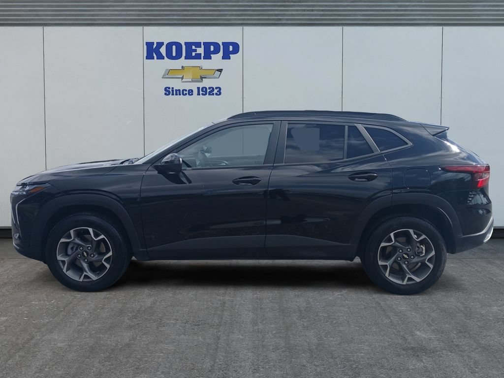 Used 2025 Chevrolet Trax LT FWD image 2