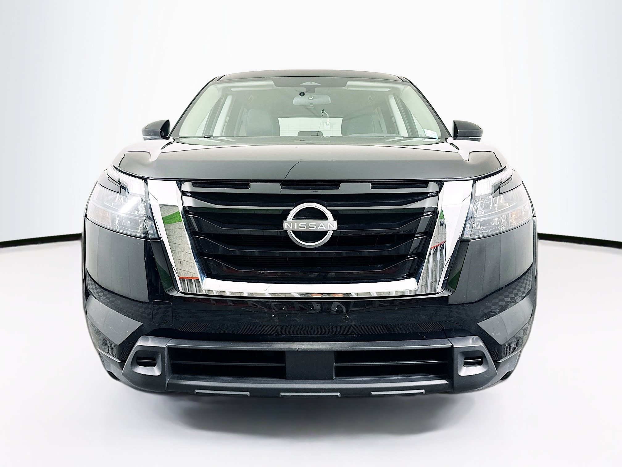 Used 2025 Nissan Pathfinder SV FWD image 2
