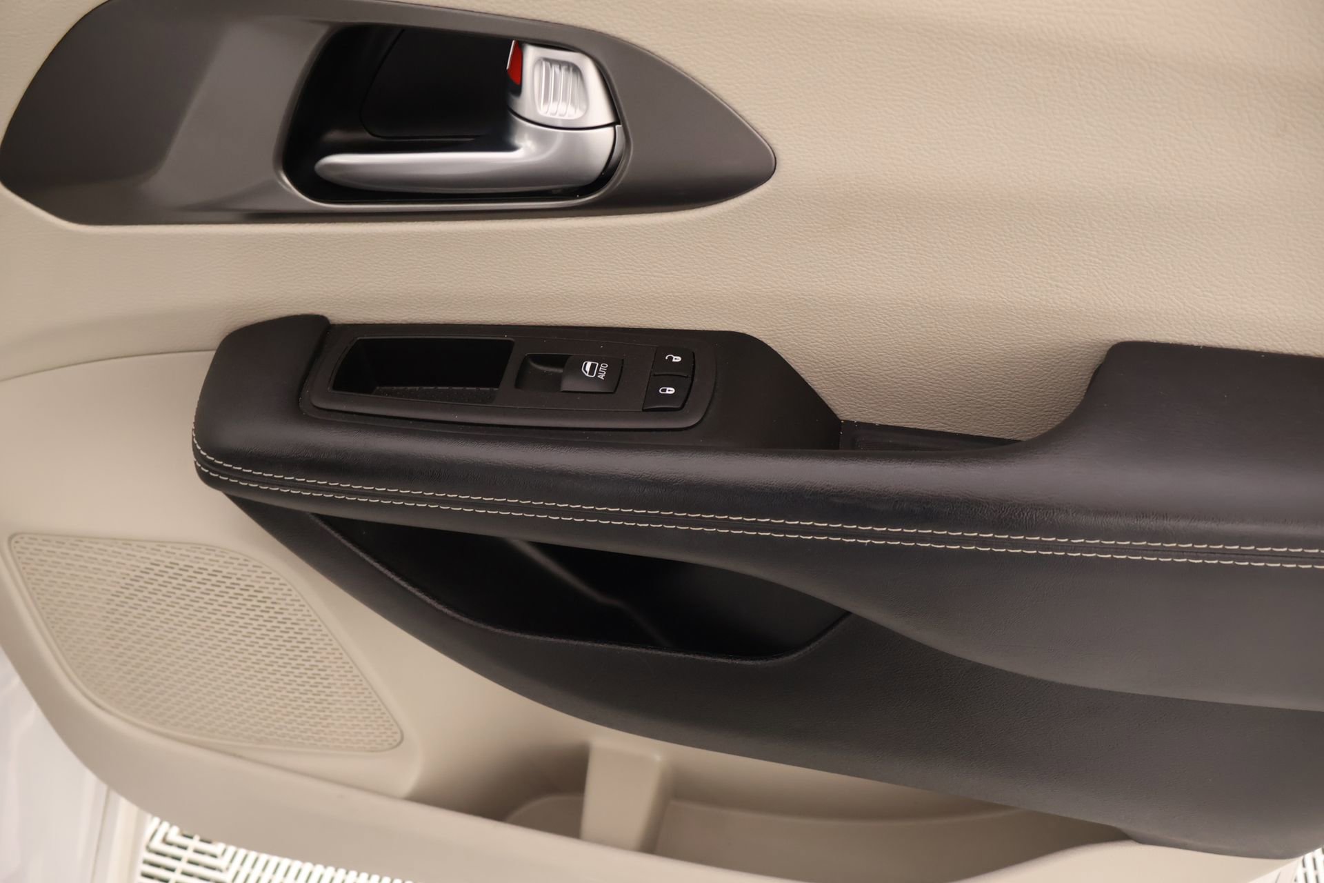 Used 2023 Chrysler Pacifica Touring-L image 16