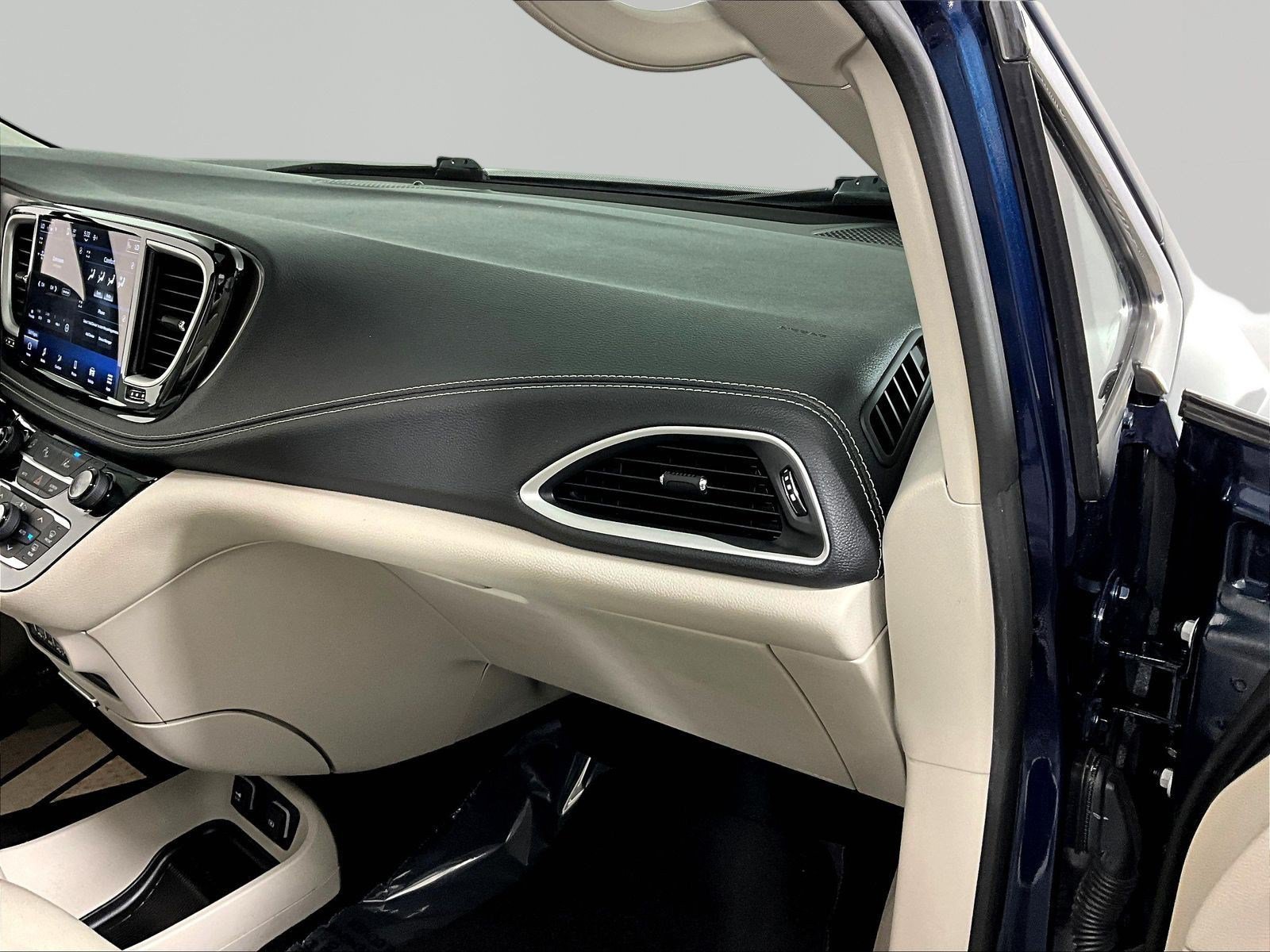 Used 2021 Chrysler Pacifica Touring-L FWD image 26