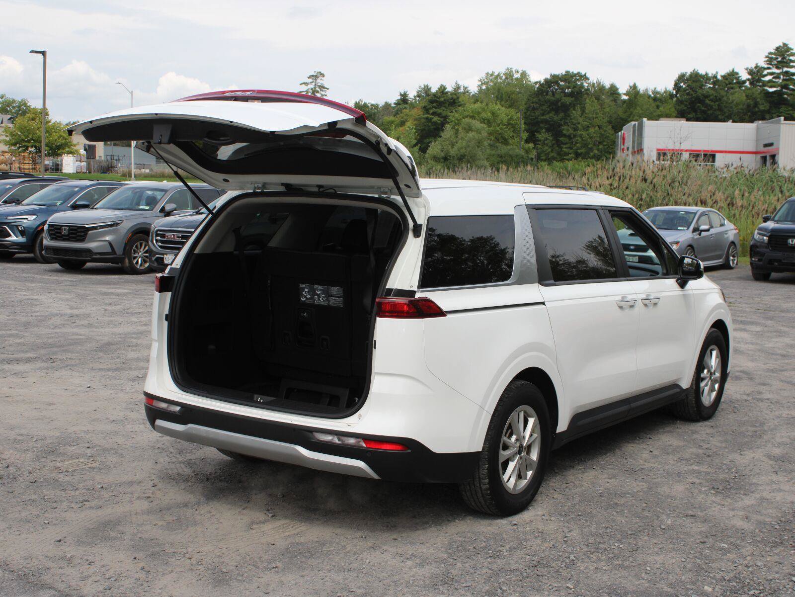 Used 2024 Kia Carnival LX FWD image 7