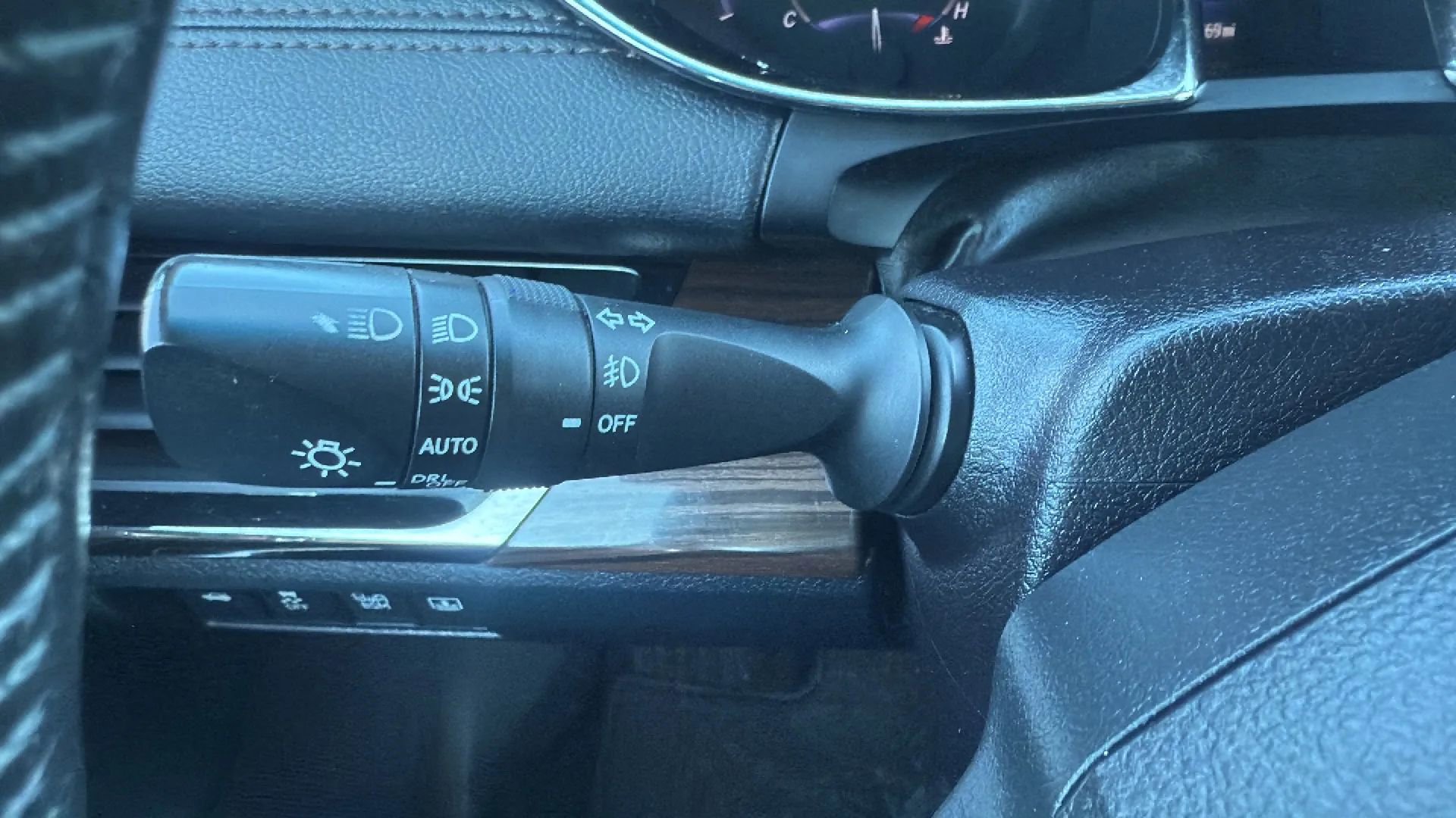 Used 2014 Toyota Avalon Limited w/ Technology Package FWD image 14