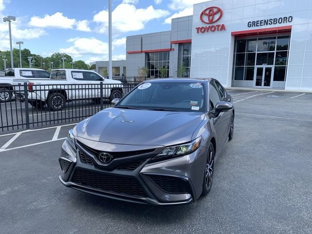 Used 2022 Toyota Camry SE w/ Convenience Package FWD image 4