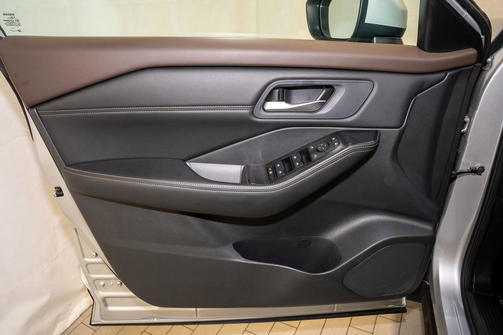 Used 2023 Nissan Rogue SV w/ SV Premium B Package image 13