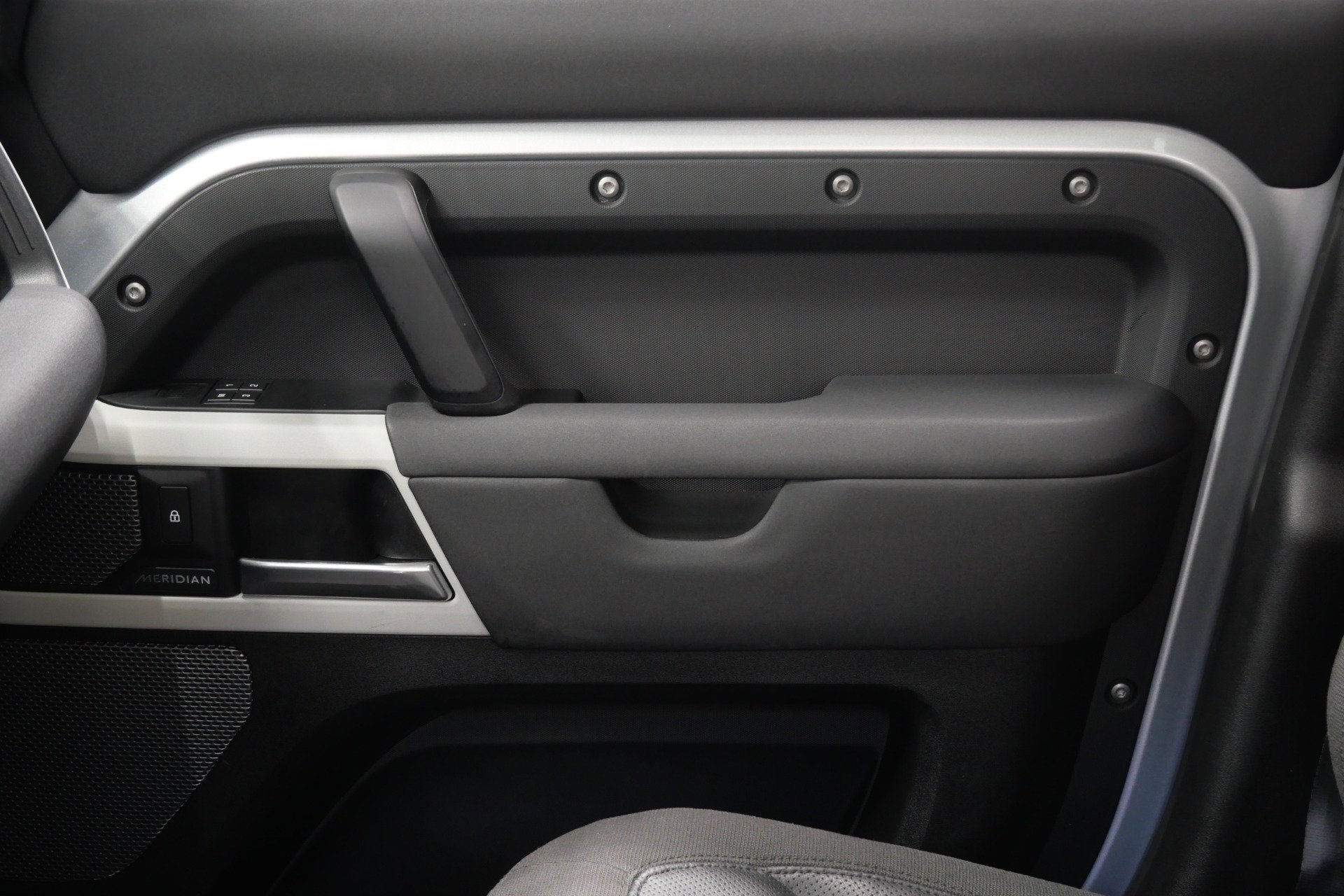 Used 2020 Land Rover Defender 110 First Edition image 31