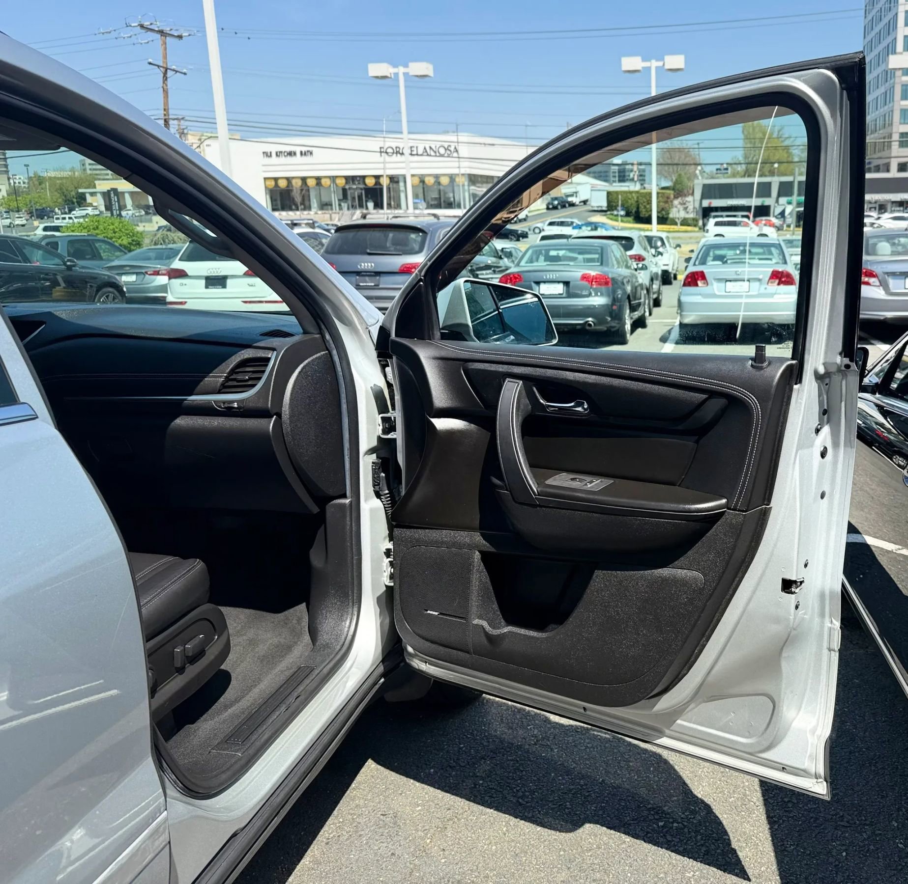 Used 2017 Chevrolet Traverse LT image 34
